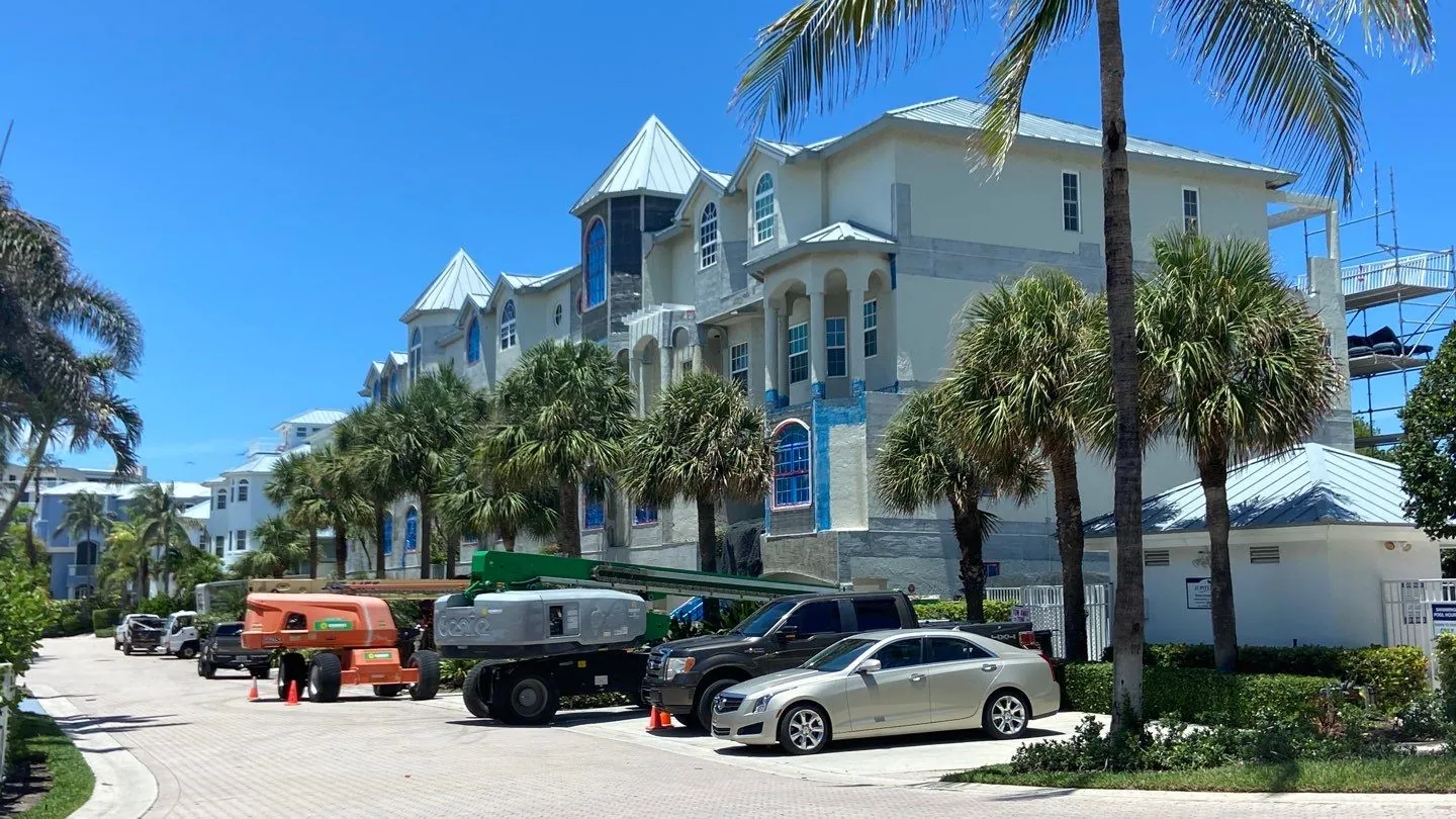 Jupiter Key Townhomes with MTD equipment on site